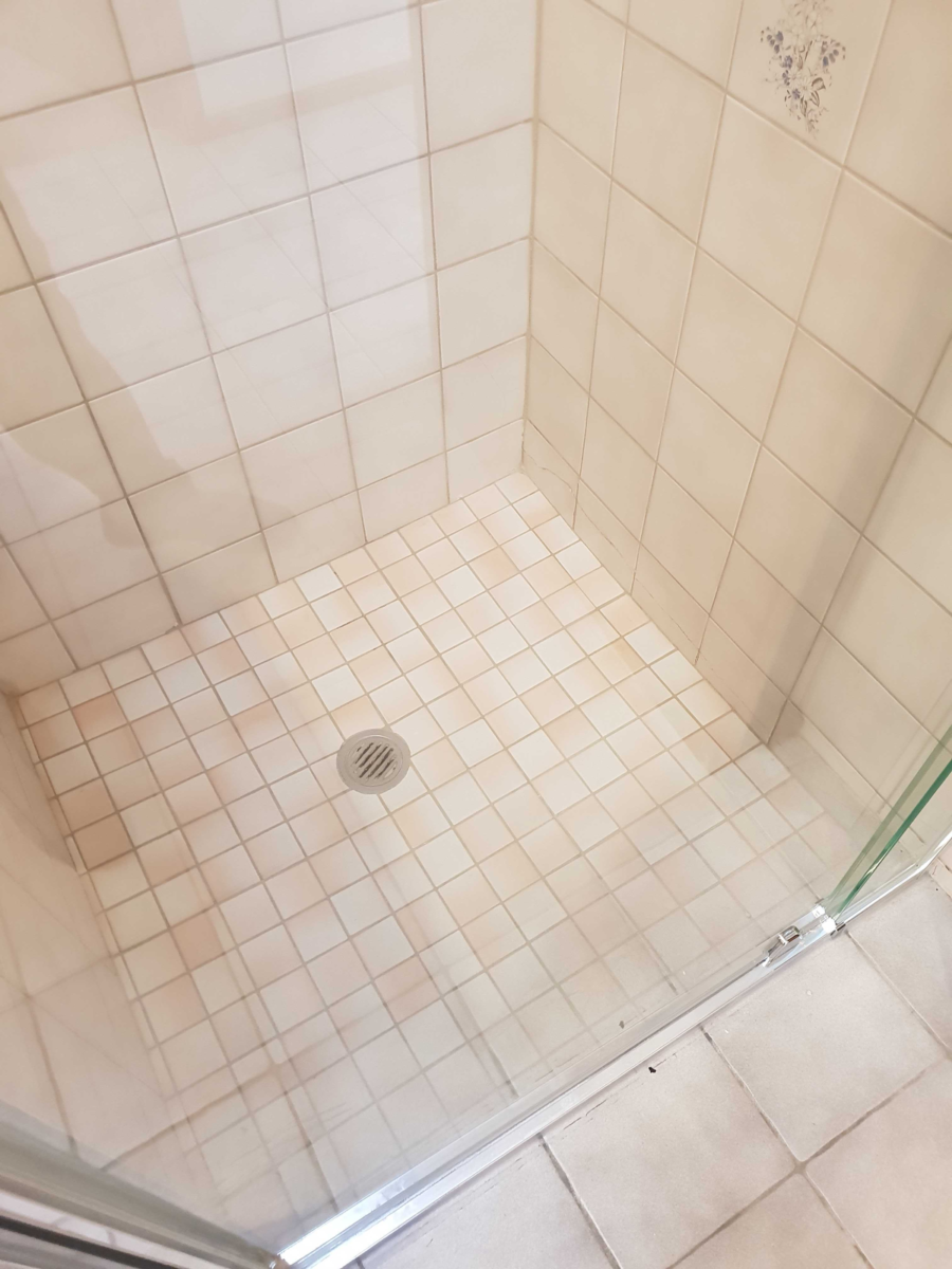 1980s duplex unit shower werribee