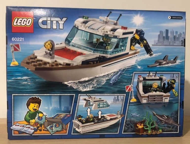 Lego city 60221 back of box