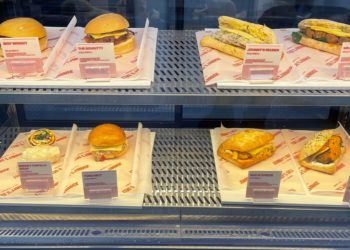 hot burgers sandwiches at 7 eleven deli