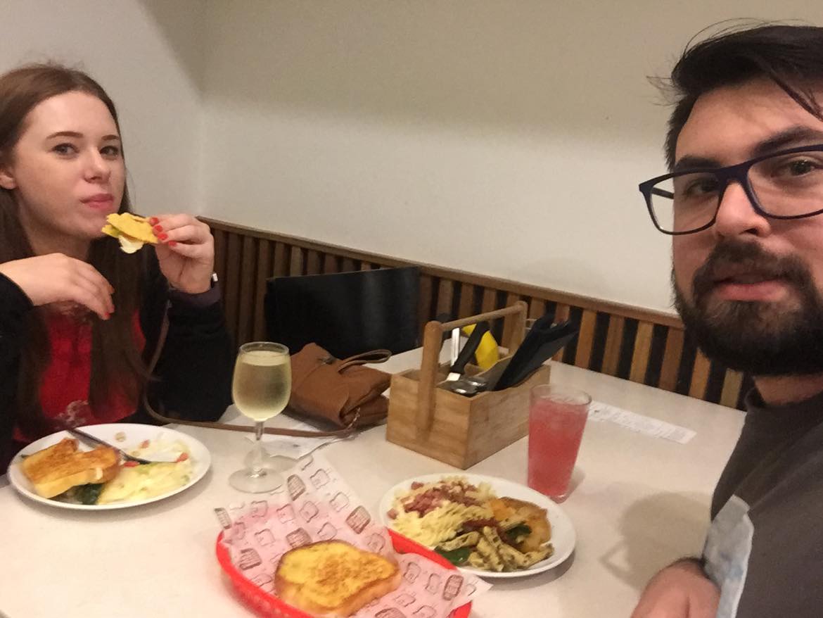 keith and kayla eating at sizzler