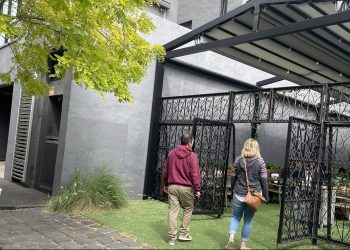 outside-entrance-to-chez-dre