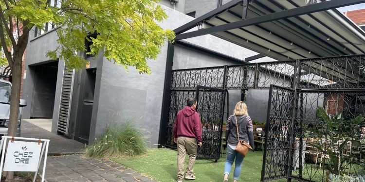 outside-entrance-to-chez-dre