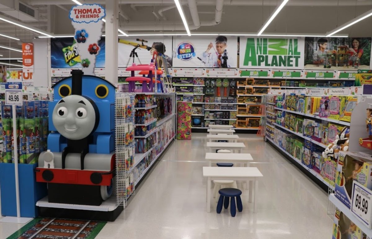 thomas the tank engine statue at toys r us werribee 2018