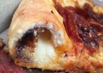 vegemite-pizza-hut-pizza-close-825x473