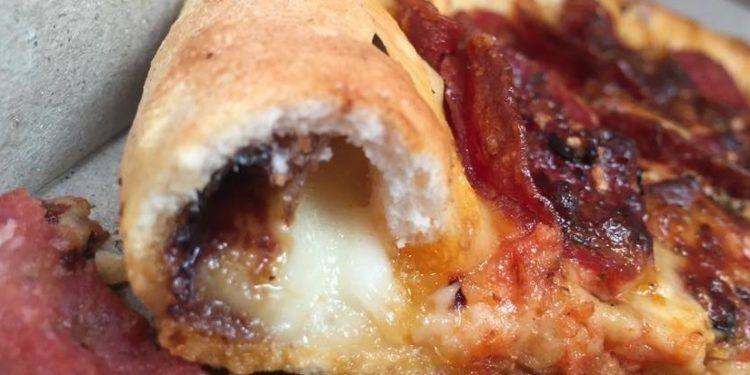 vegemite-pizza-hut-pizza-close-825x473